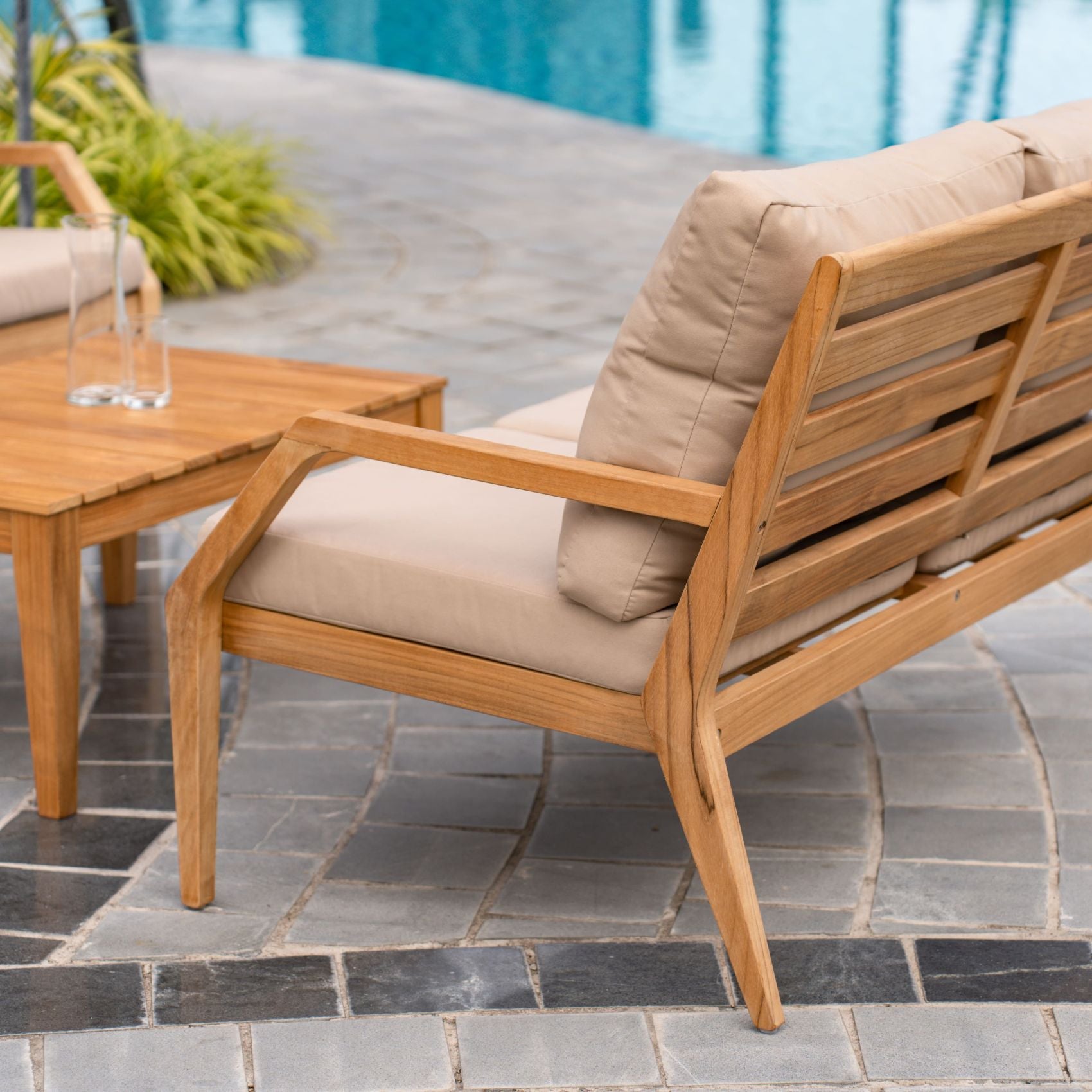 Gunnaröd – 2-osobowa sofa lounge z teaku z poduszkami